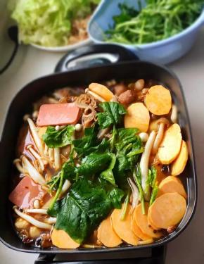 加入各种蔬菜煮熟开吃吧