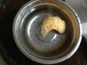 银耳提前两个小时用清水泡软，然后切开几小块。
