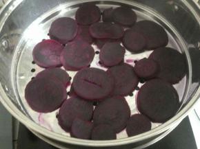 紫薯去皮切薄片，隔水蒸熟，红枣去核。
