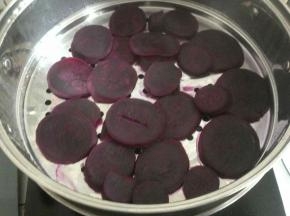 紫薯去皮切薄片，隔水蒸熟，红枣去核。