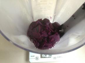 将蒸熟的紫薯放进搅拌杯里。