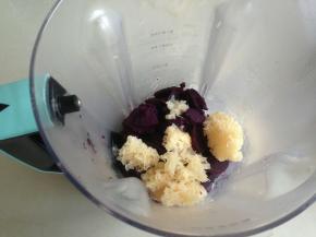 再加入银耳和红枣。