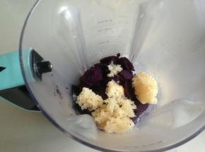 再加入银耳和红枣。