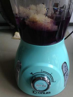 加入清水，盖上盖子。将搅拌杯安装在机身上。