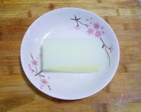 准备一块凉粉，买回来用清水冲洗干净
