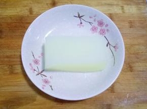 准备一块凉粉，买回来用清水冲洗干净