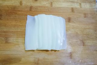 先把凉粉切成薄片，在切成条，放入碗中