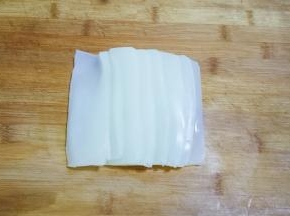 先把凉粉切成薄片，在切成条，放入碗中