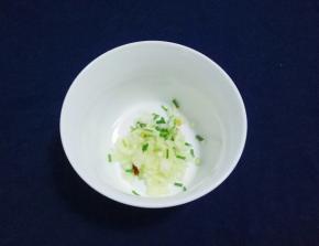 将小葱和蒜清洗干净，分别切好放入碗中