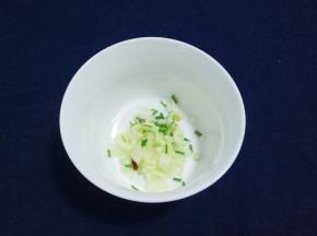 将小葱和蒜清洗干净，分别切好放入碗中