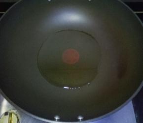 锅中倒入适量油烧热
