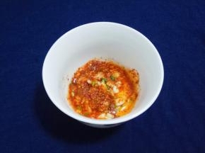 将烧热的油浇在辣椒粉上