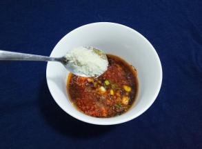 放入鸡粉1勺、香油1勺