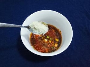 放入鸡粉1勺、香油1勺