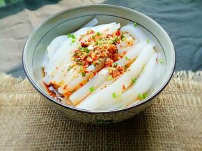 将调好的料汁浇在凉粉上，吃的时候拌均匀即可