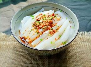 将调好的料汁浇在凉粉上，吃的时候拌均匀即可