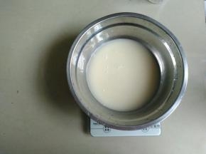 酵母溶于126克温水中。