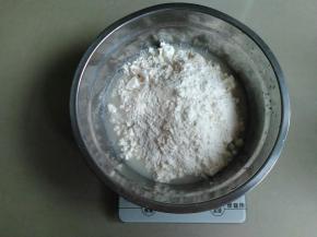 加入210克面粉。