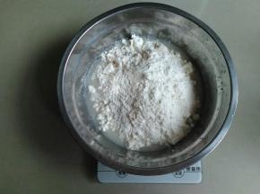 加入210克面粉。