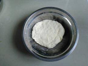 和成面团，放进冰箱冷藏17个小时以上。