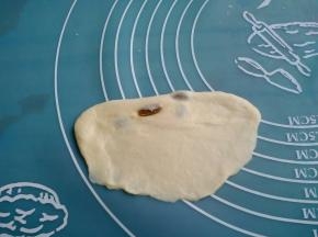 其中一条长边擀薄。