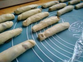 从上往下卷起。