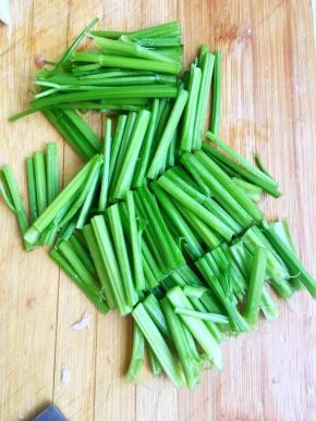 芹菜去根去叶洗净，切成5厘米长的段