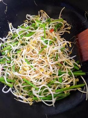 加入芹菜翻炒几下后倒入绿豆芽