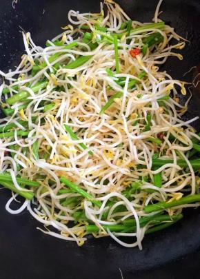 翻炒均匀至豆芽稍变软，加入醋和食盐拌匀即可出锅