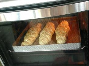 烤箱预热165度，中层，烘烤15分钟左右。