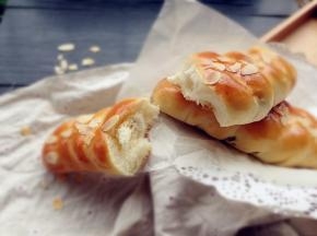 烘烤结束，面包取出晾凉，未食用的面包放进保鲜袋，室温保存。