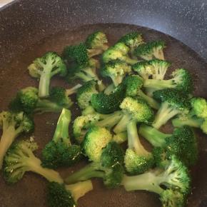 锅中放二克盐加水烧开，西兰花焯水