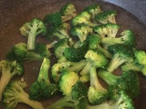 锅中放二克盐加水烧开，西兰花焯水