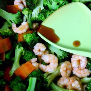 加入一汤匙蚝油翻炒出锅