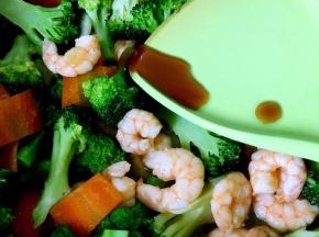 加入一汤匙蚝油翻炒出锅