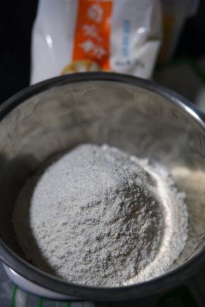 面粉放入干净的盆内