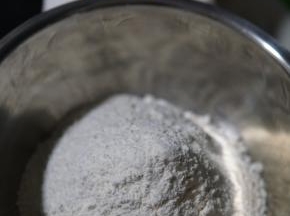 面粉放入干净的盆内