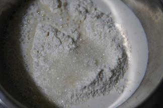 牛奶，糖还有酵母一起混合