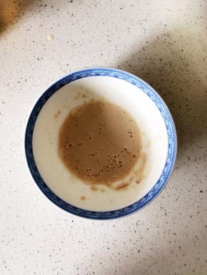 用少量温水将酵母粉化开备用。