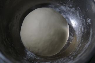 然后用手揉成光滑的面团