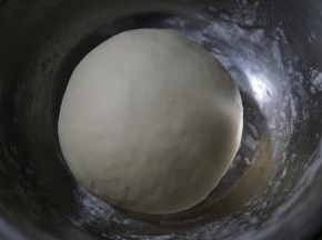 然后用手揉成光滑的面团