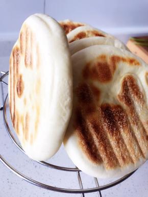 做好的饼用刀轻轻切开，可以夹各种喜欢吃的菜和肉，怎么样，很简单吧！