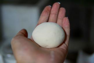 捏紧收口，搓成圆形，收口朝下