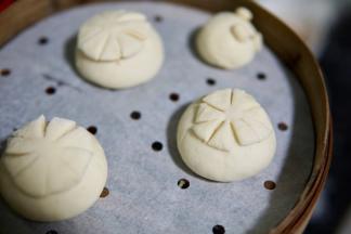 剪好的面片盖在做好的红豆包上，如图所示