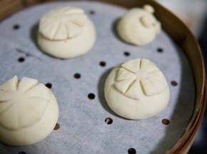 剪好的面片盖在做好的红豆包上，如图所示