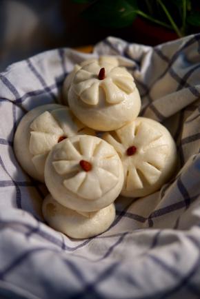 好吃又好看的豆沙包就做好了