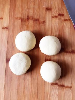 面团发酵至两倍大以后，用手指沾干粉戳洞不回缩即表示发酵完成。将发酵好的面团分成大概100克左右的小面团，方子的量大概可以做8、9个。