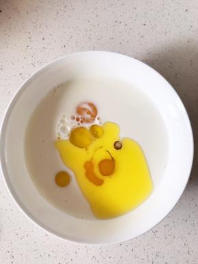 将鸡蛋、牛奶、清油在大碗中混合并搅拌均匀备用。