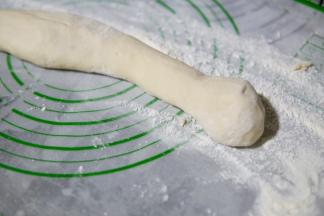 发酵好的面团取出来排气