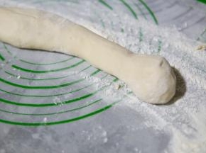 发酵好的面团取出来排气